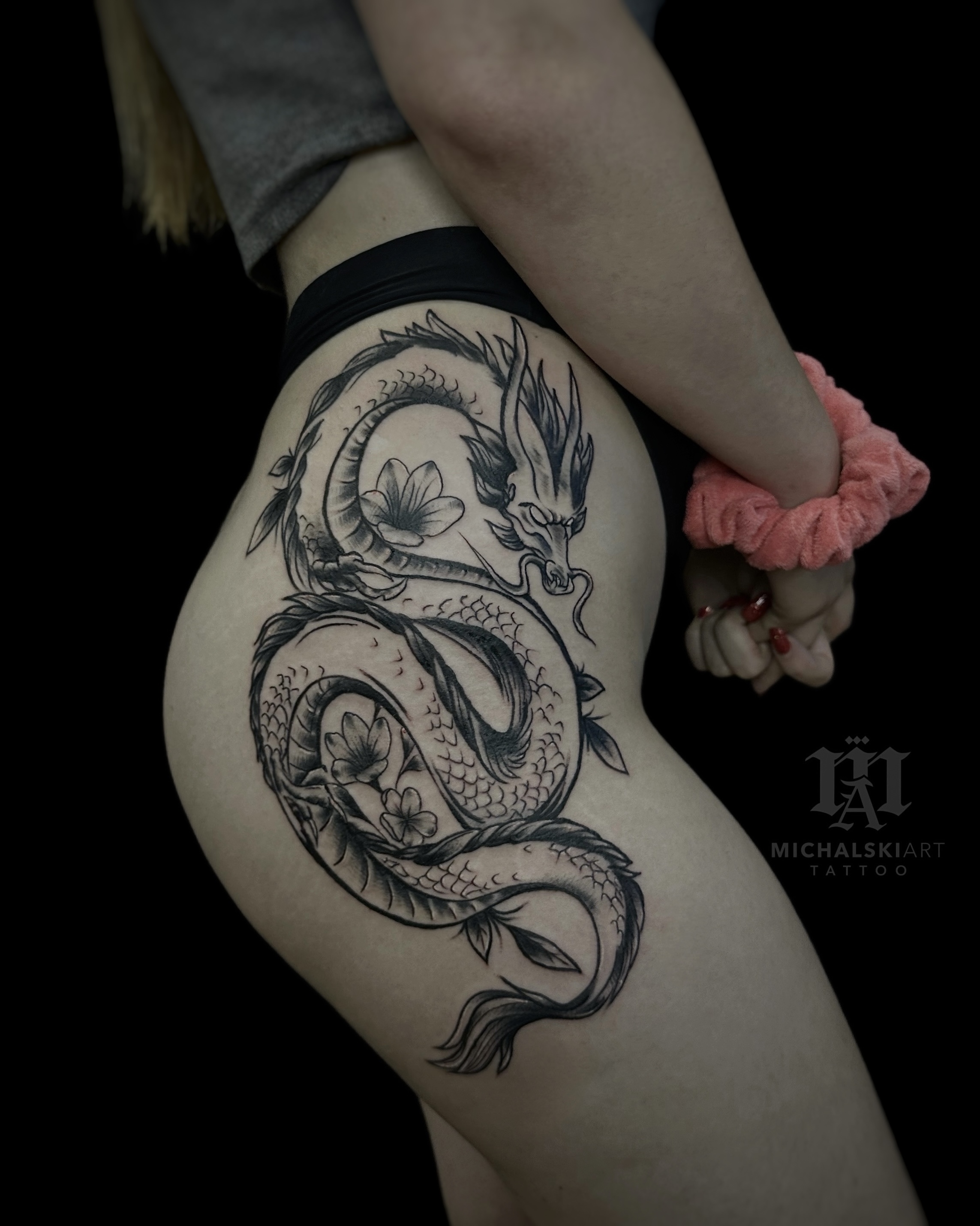 tatuaż smoka na nodze