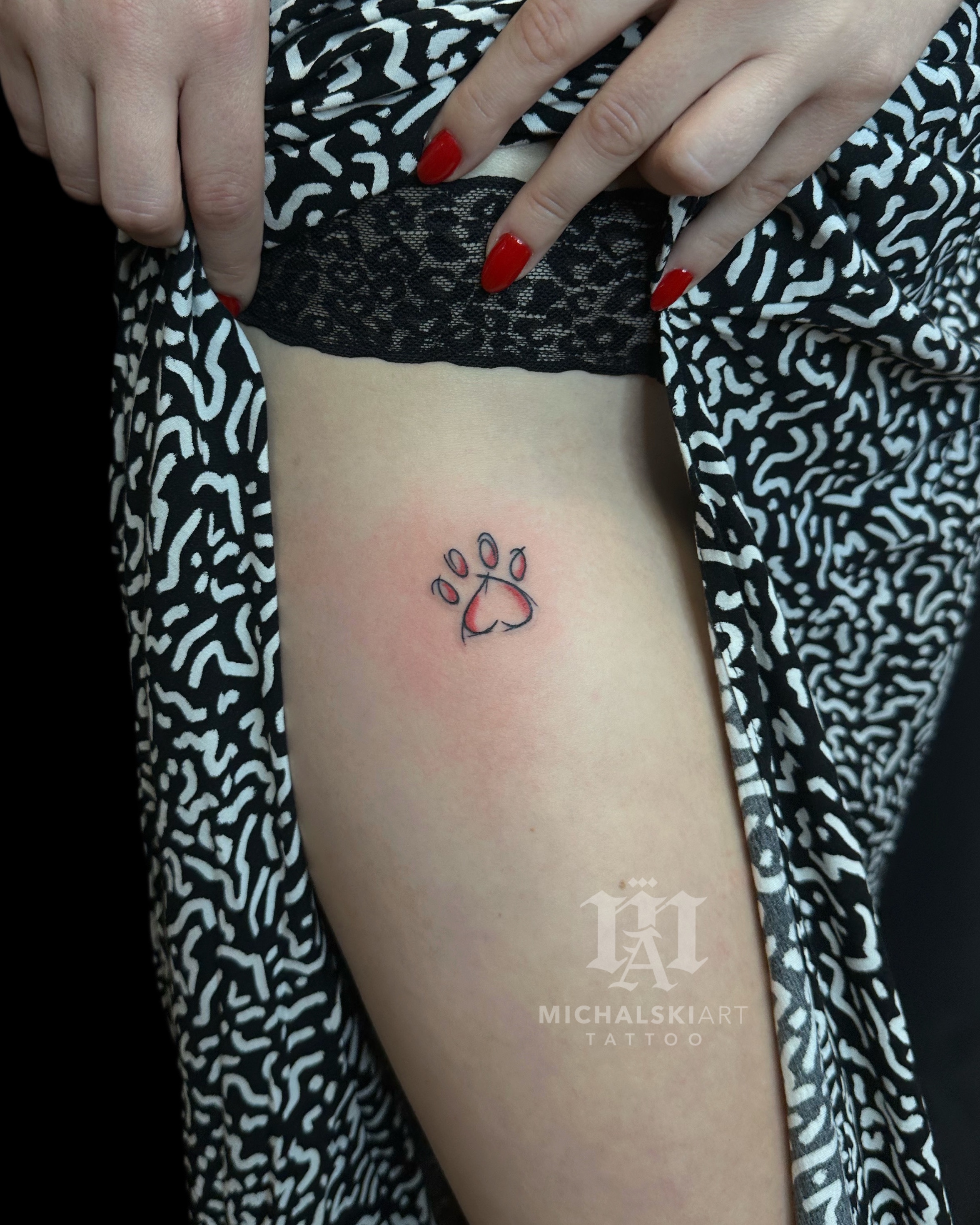 minimalistyczny tatuaż łapa