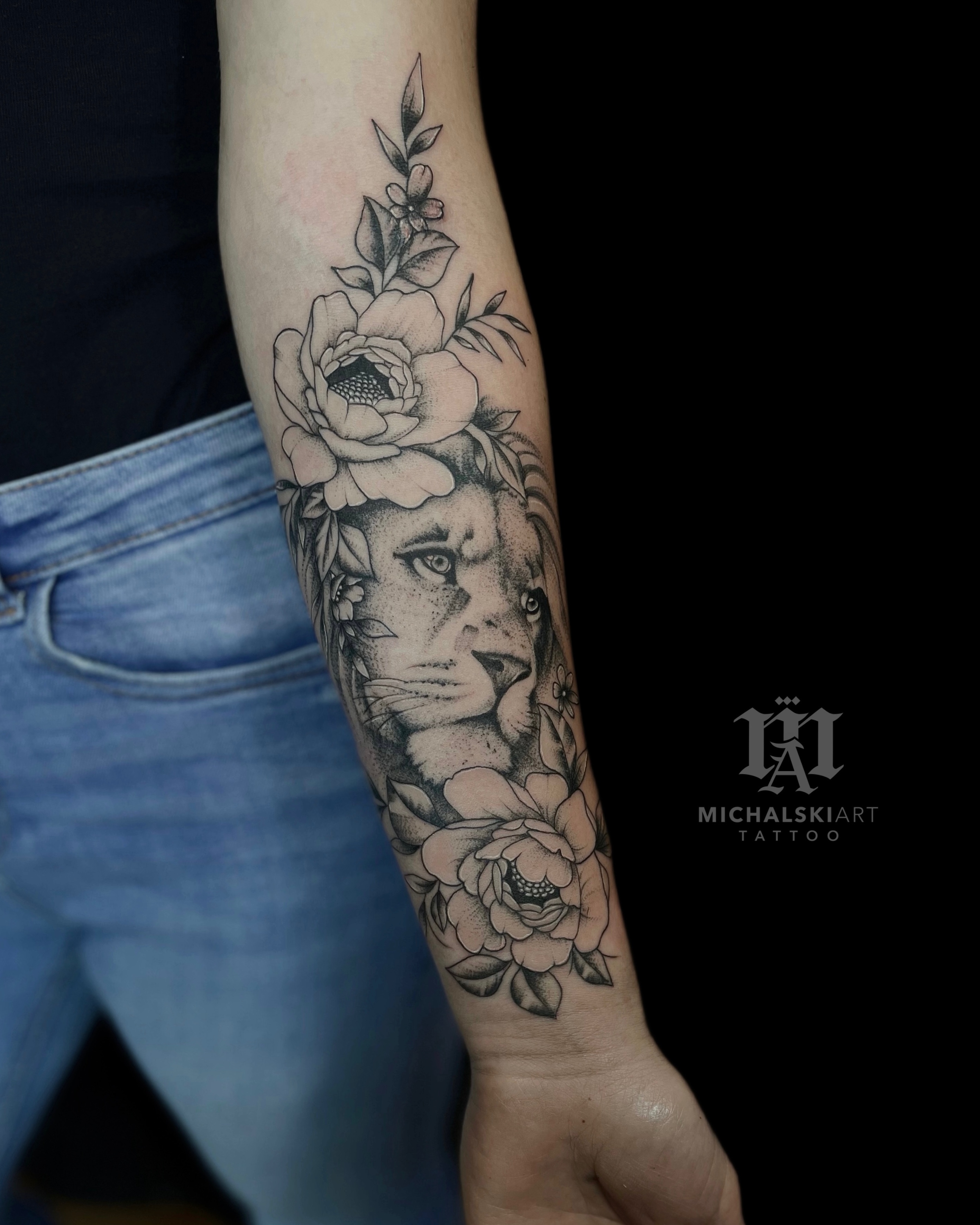 tatuaż kwiatów na ręce
