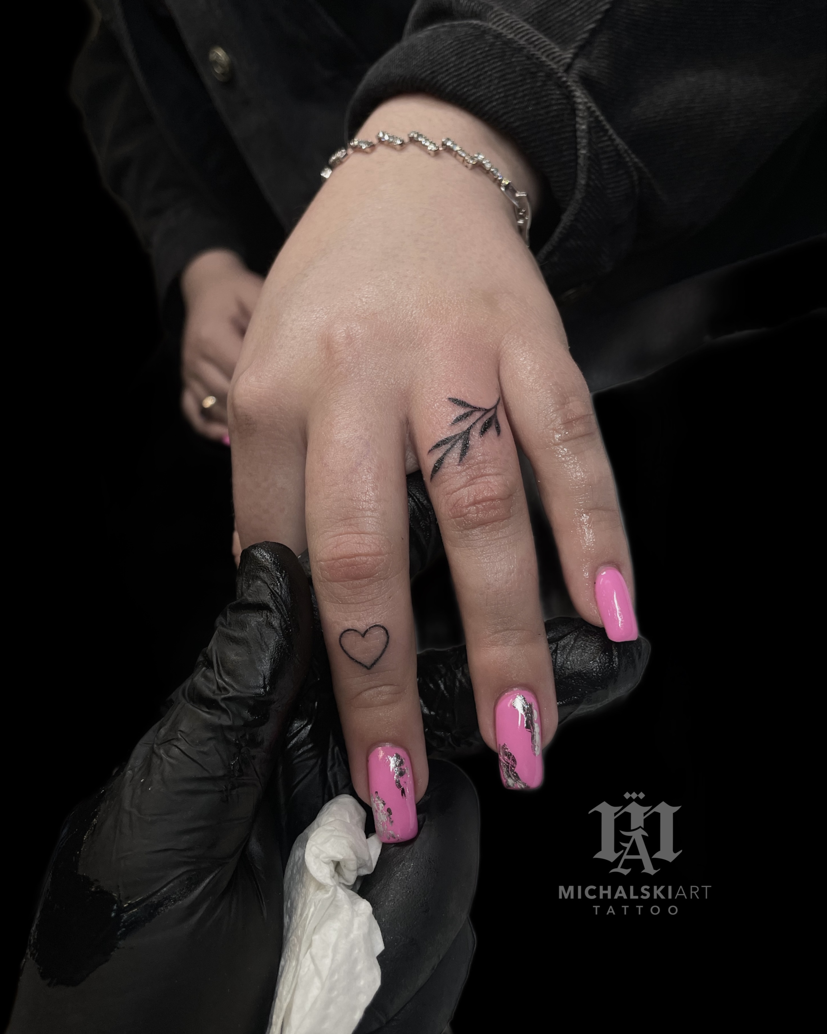 tatuaż serce i liście