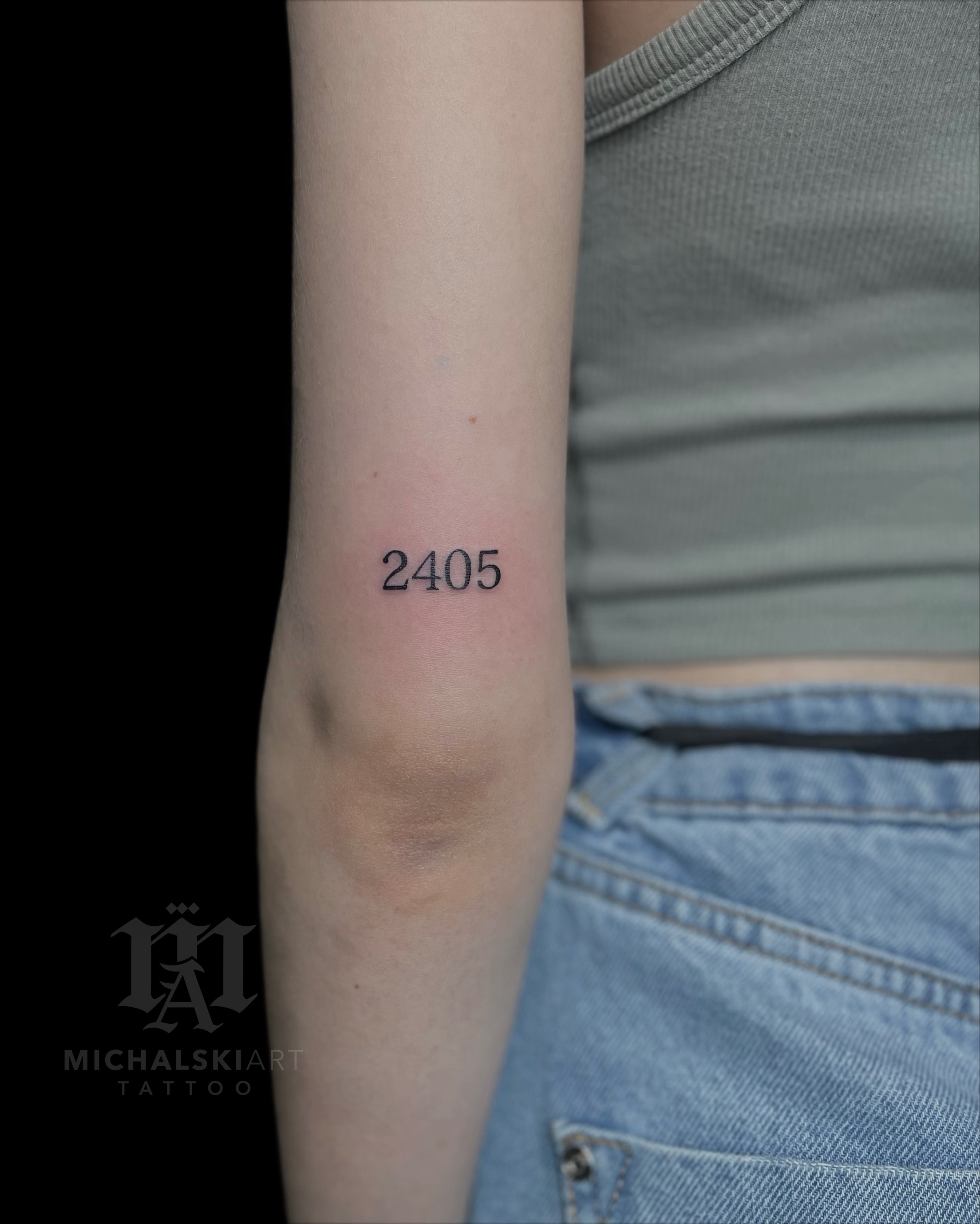 minimalistyczny tatuaż liczba