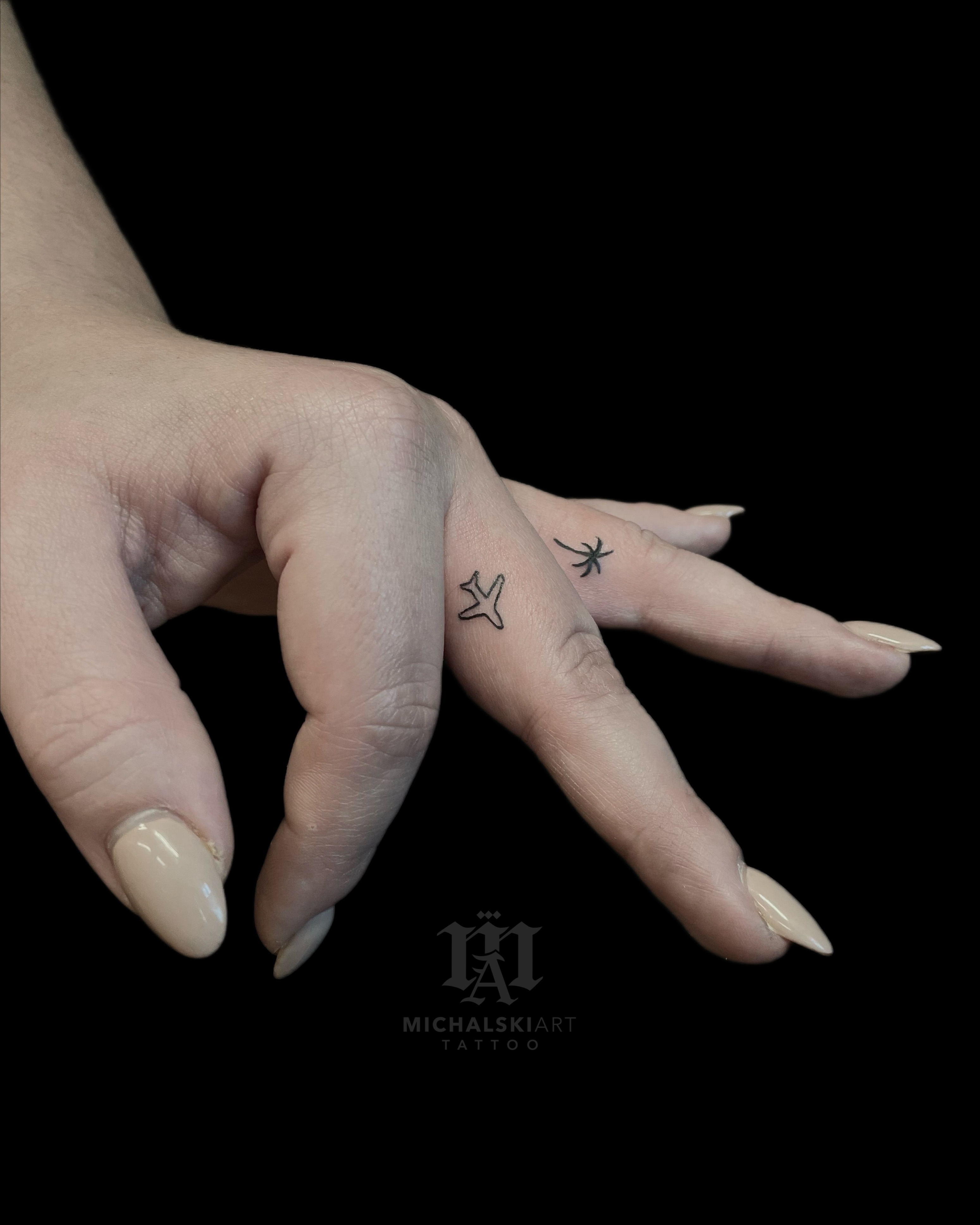tatuaż samolot i palemka na palcach