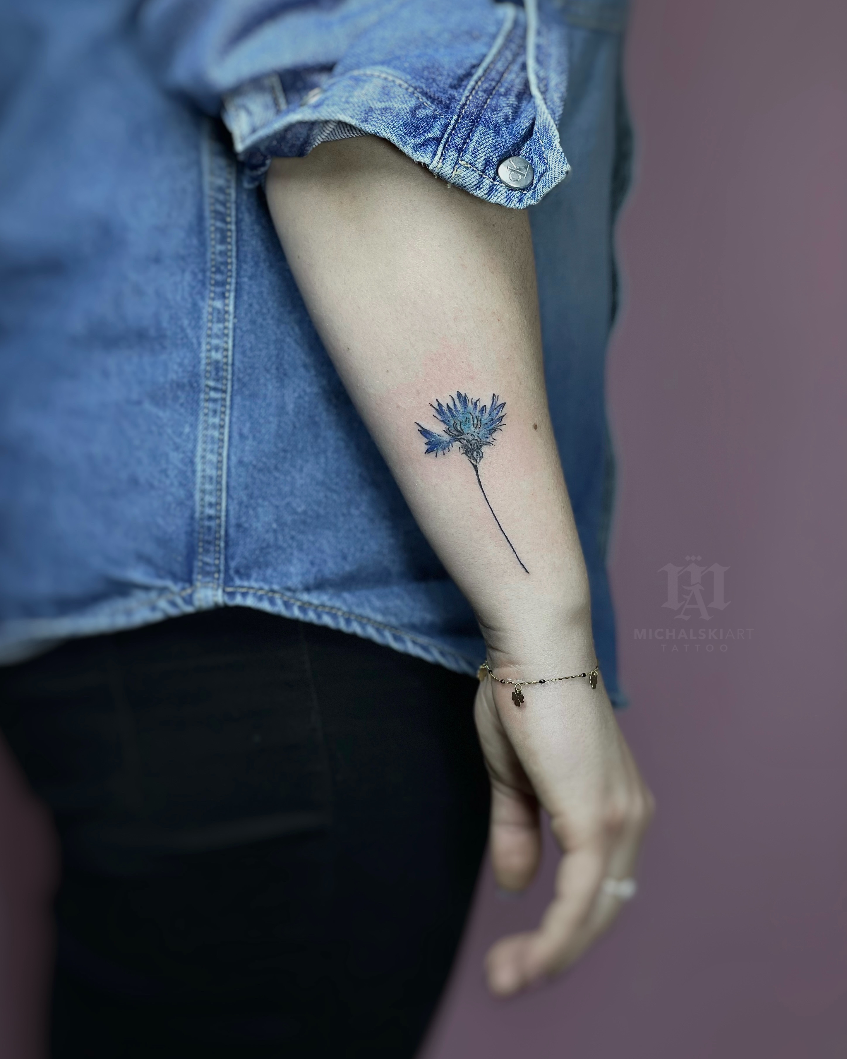 tatuaż niebieski kwiat