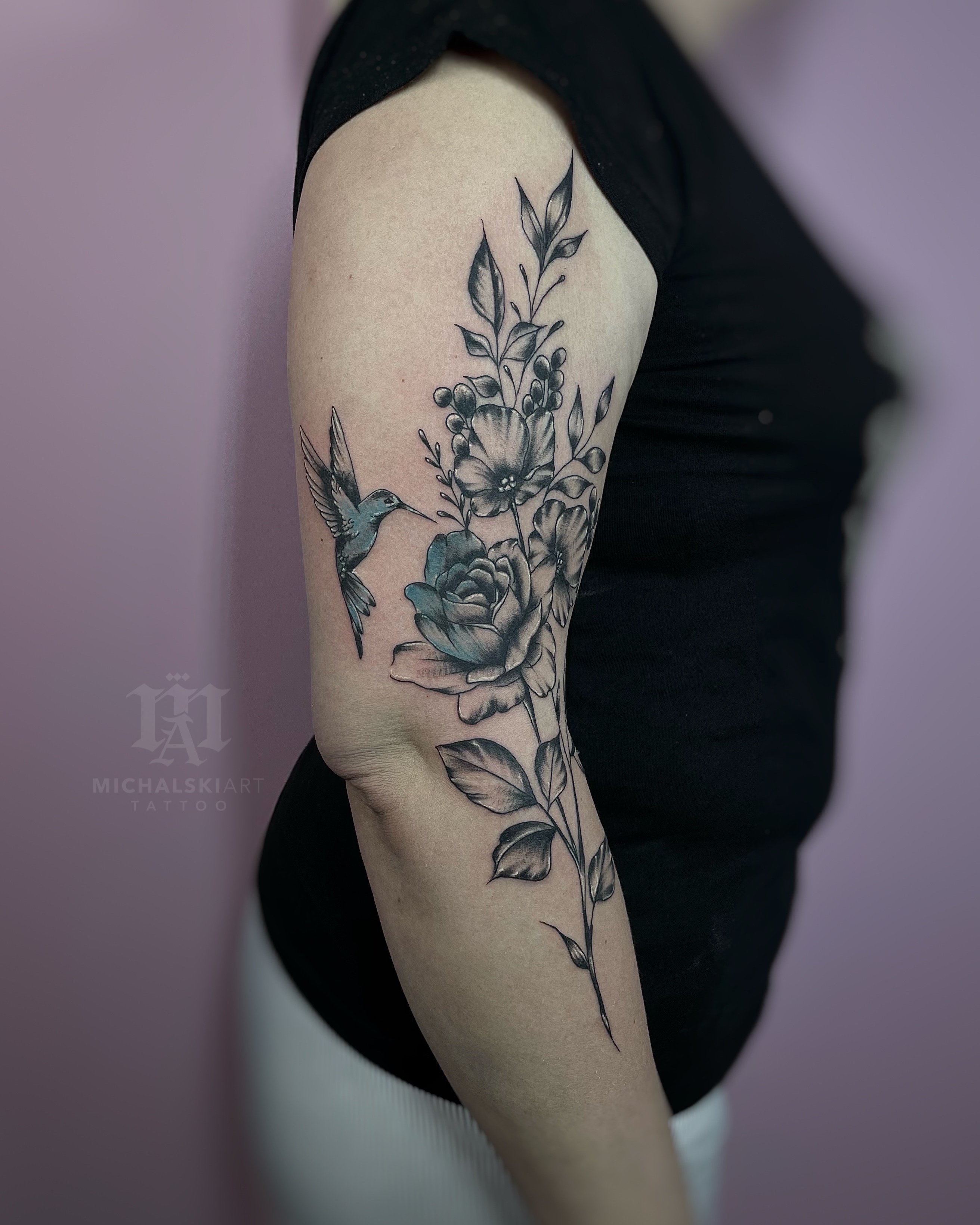 tatuaż kwiaty i ptak