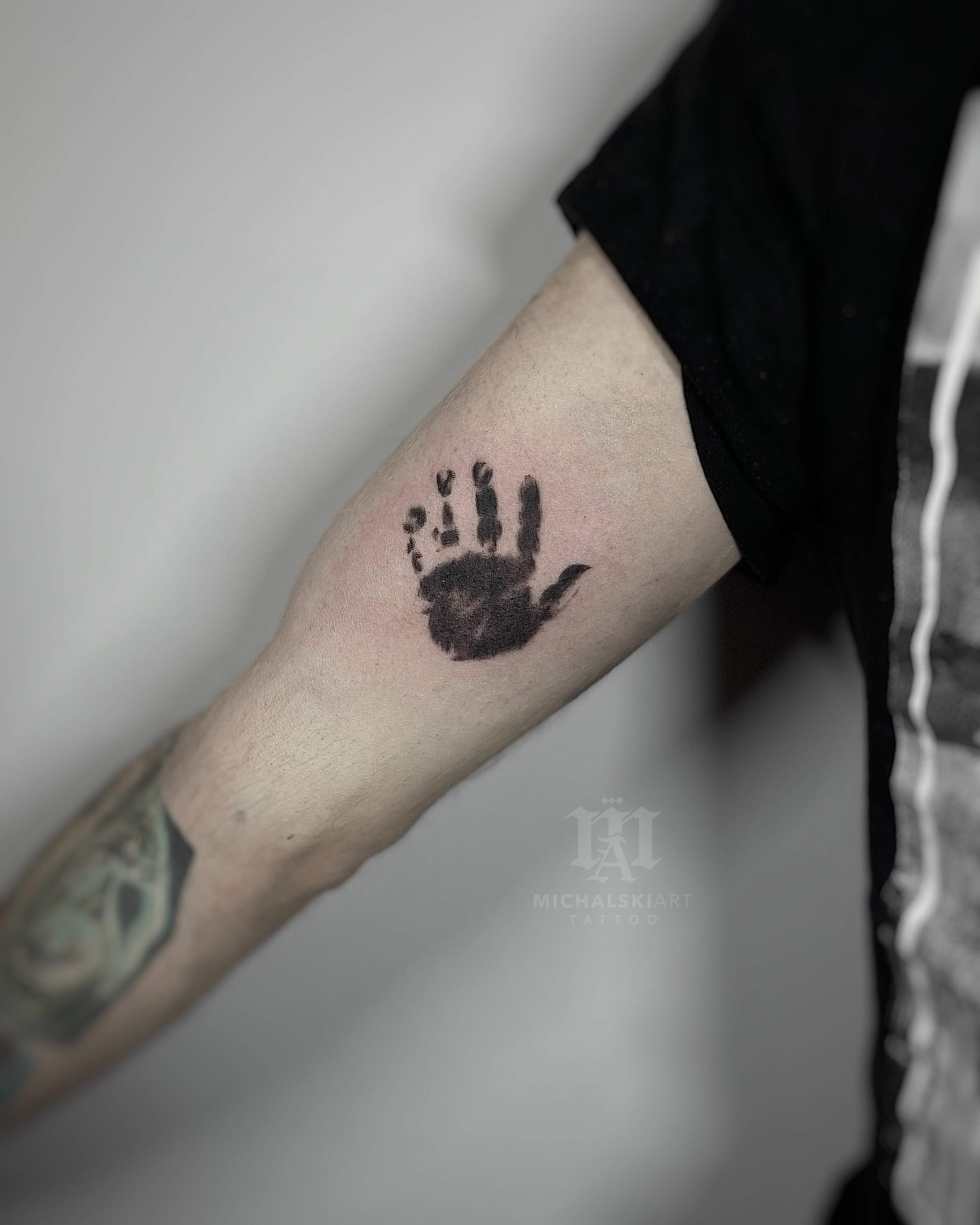 tatuaż dłoń