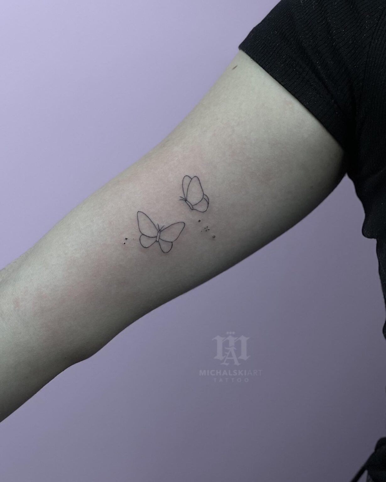 minimalistyczny tatuaż motyla