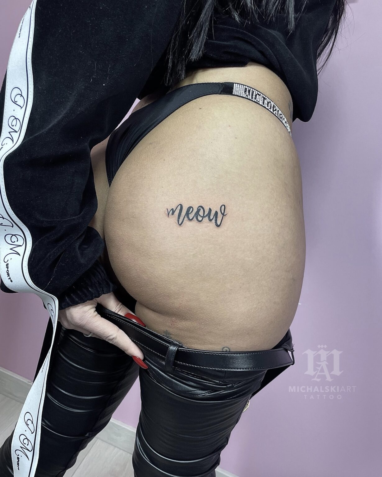 minimalistyczny tatuaż napis