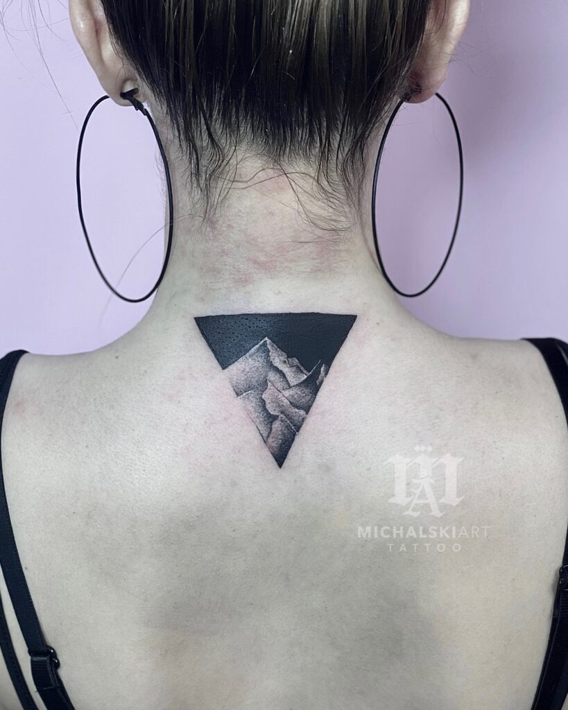 tatuaż trójkąt góry