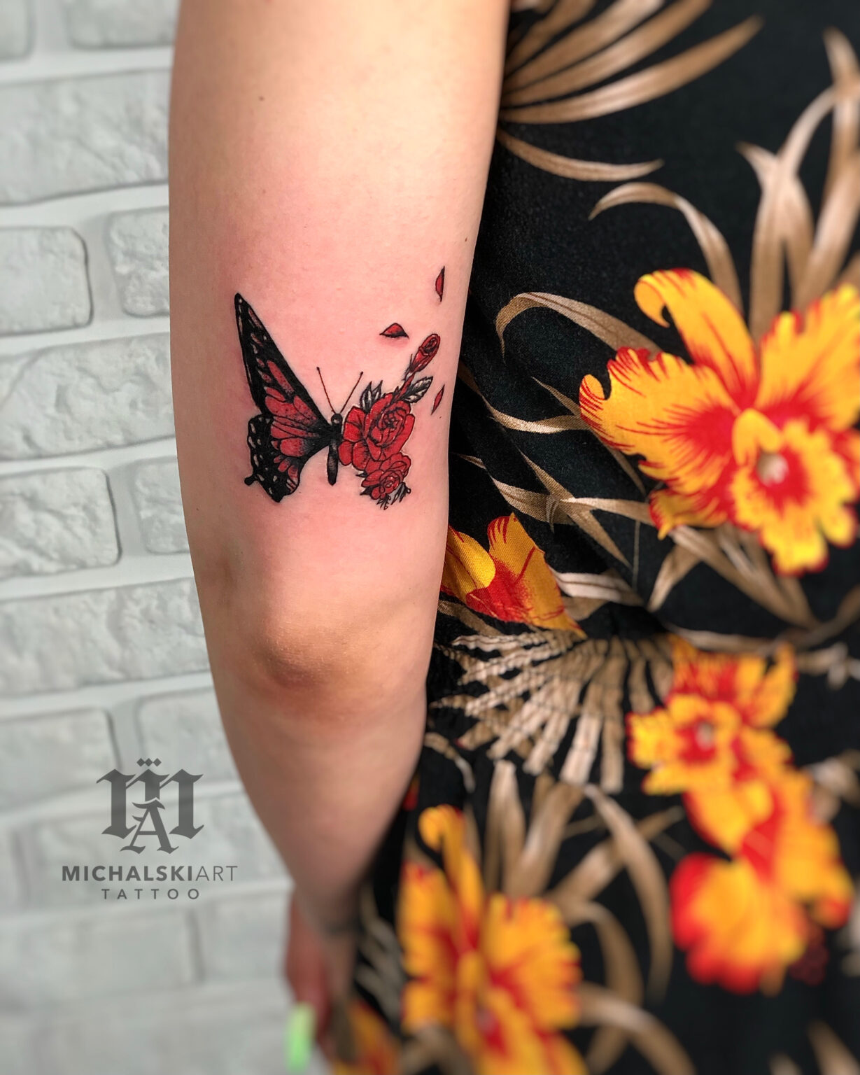 tatuaż czerwony motyl