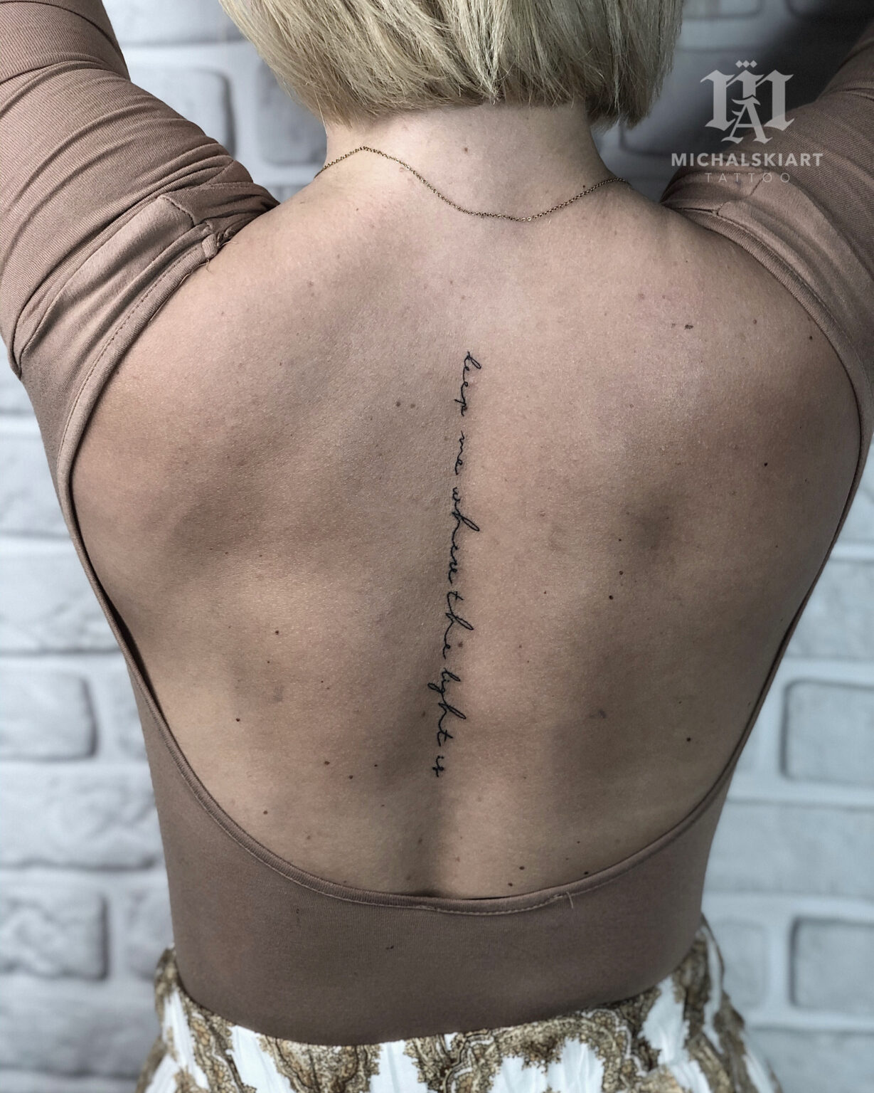 minimalistyczny tatuaż cytat