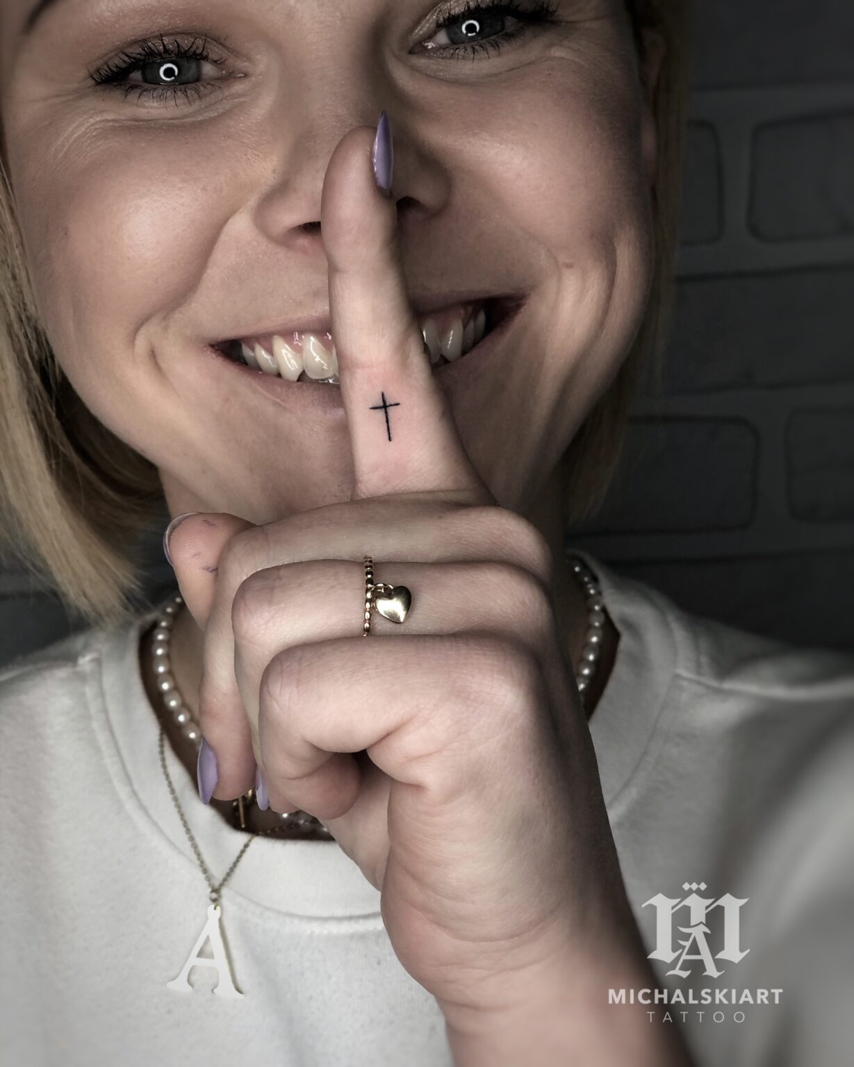 minimalistyczny tatuaż krzyż