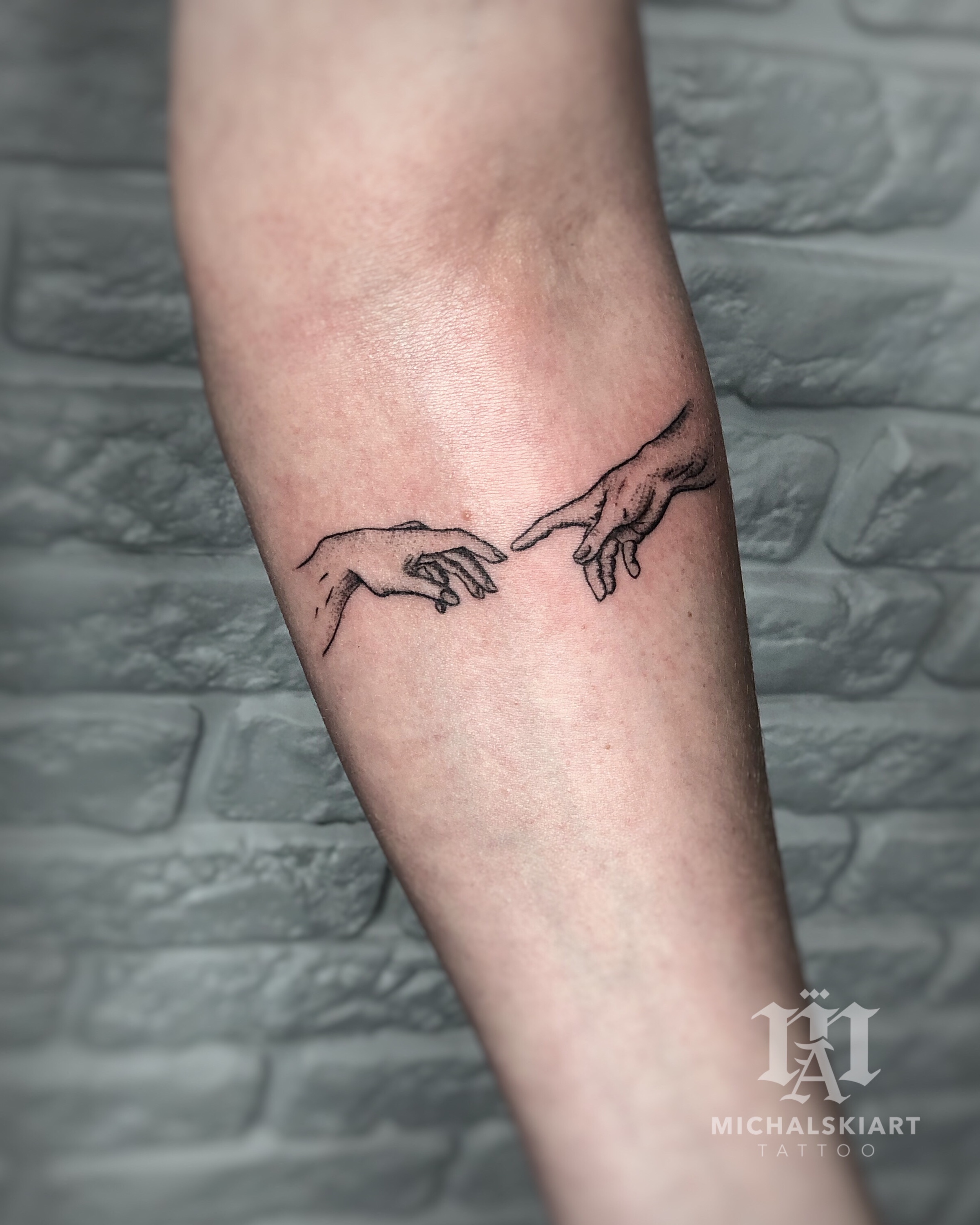 realistyczny tatuaż dłoni
