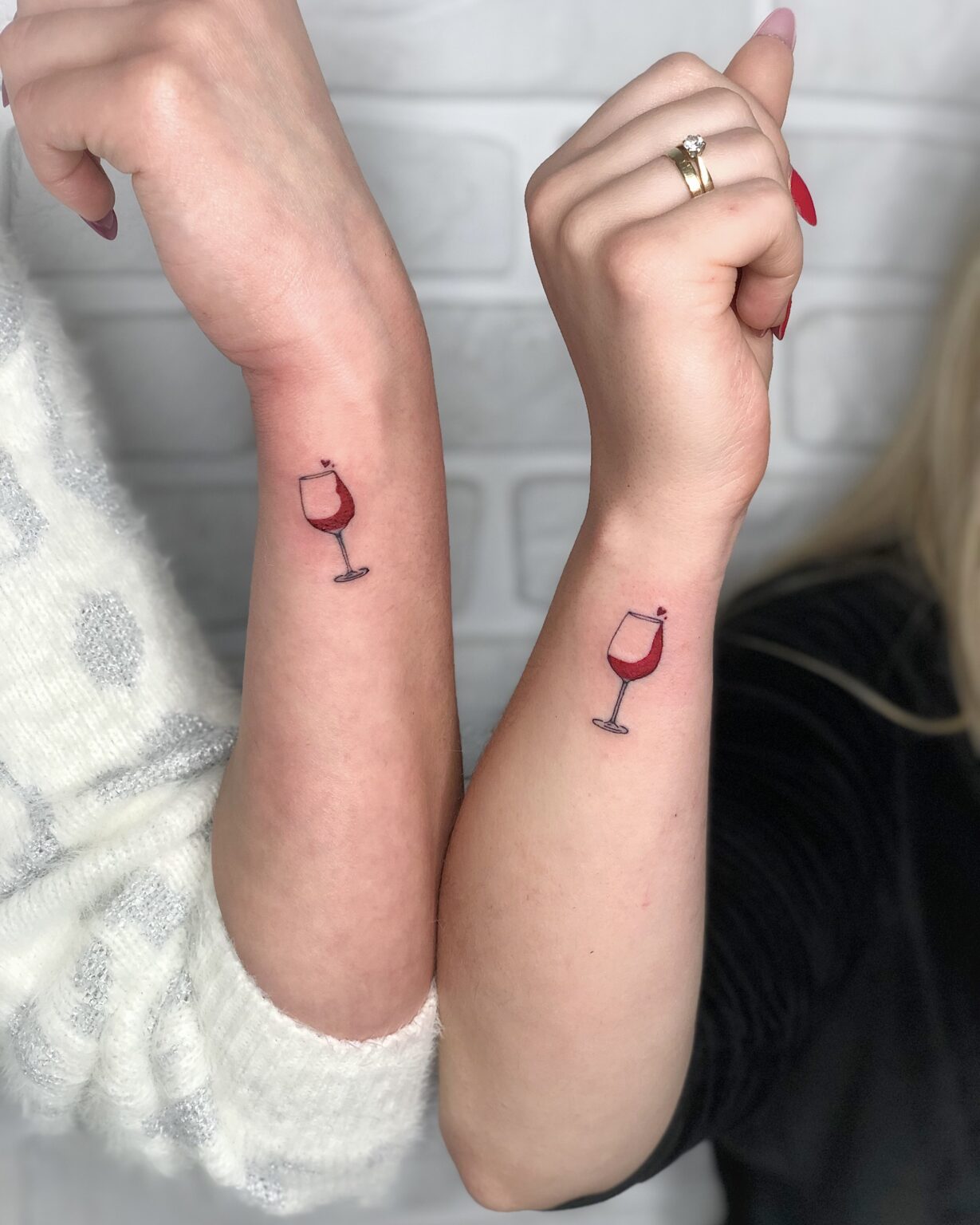 minimalistyczny tatuaż szklanki wina