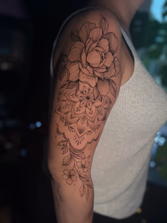 delikatne kwiaty madala tatuaż warszawa