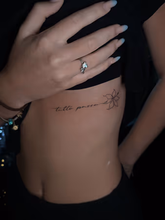 delikatny tatuaż fine line na żebrach