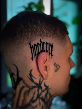 hardcore tatuaż napis na głowie warszawa